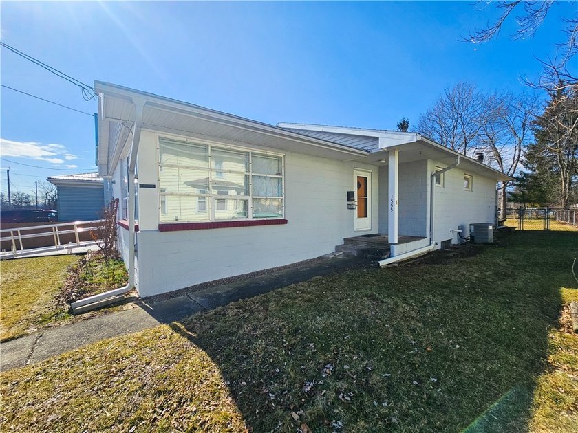Welcome to this spacious 3-bedroom home with attached garage - photo 47