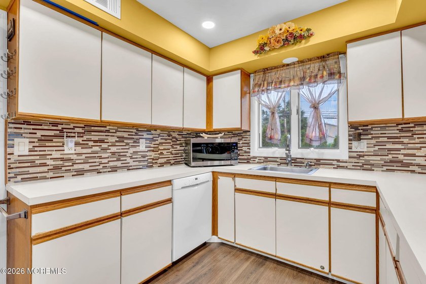 Welcome to this beautifully maintained 3-bedroom, 2.5-bath home - photo 17