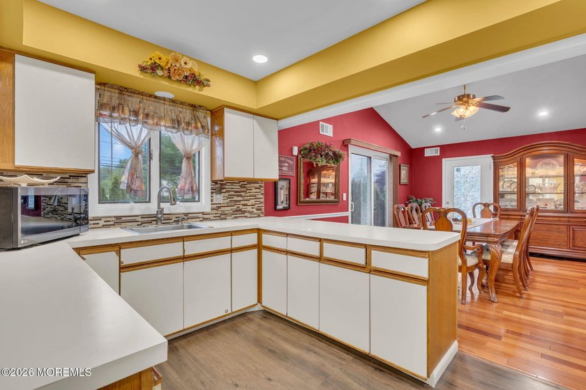 Welcome to this beautifully maintained 3-bedroom, 2.5-bath home - photo 18