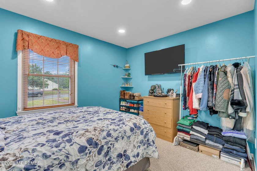 Welcome to this beautifully maintained 3-bedroom, 2.5-bath home - photo 21