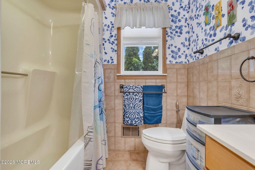 Welcome to this beautifully maintained 3-bedroom, 2.5-bath home - photo 24