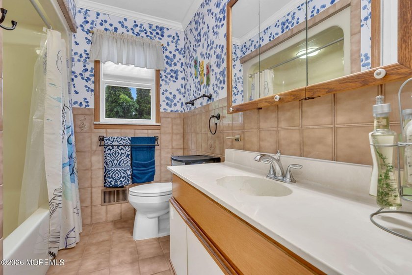 Welcome to this beautifully maintained 3-bedroom, 2.5-bath home - photo 25