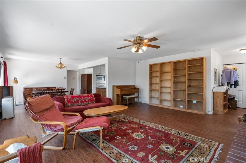 Welcome to your dream home! This stunning custom-built 3 bedroom - photo 5