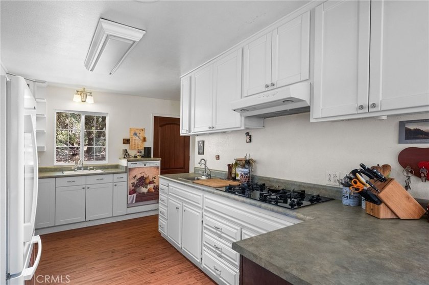 Welcome to your dream home! This stunning custom-built 3 bedroom - photo 8