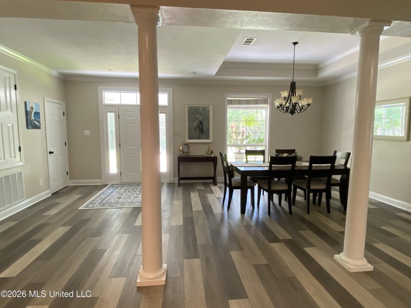 Beautiful Southern Home. Situated on 2 lots with exceptional - photo 10