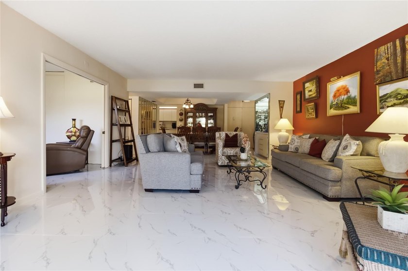 Calling ALL GOLFERS &amp; SNOWBIRDS! Pristine, Beautiful &amp; LARGE, 3 - photo 5