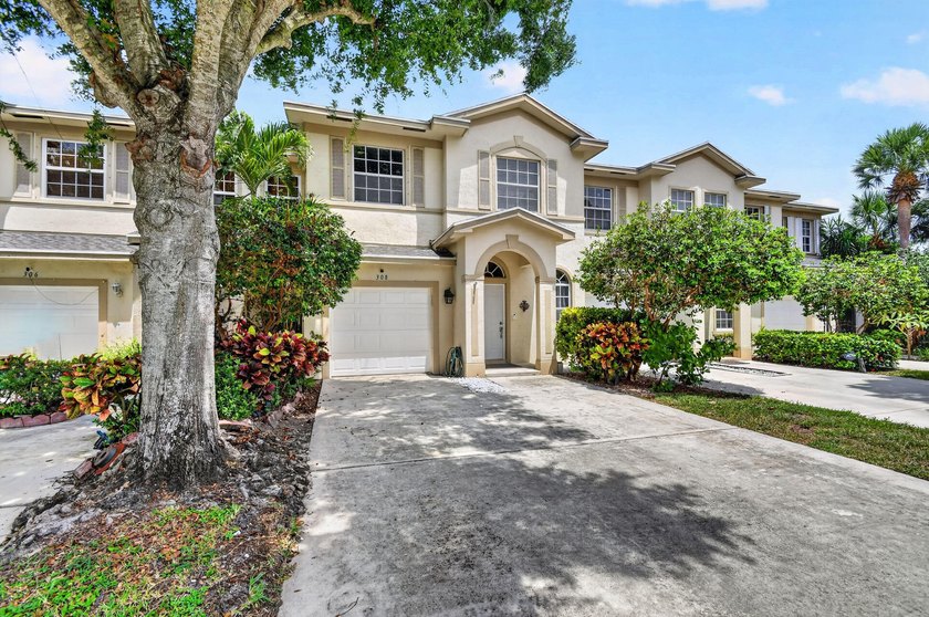 Welcome to this beautifully maintained and RARELY AVAILABLE 4 - photo 3