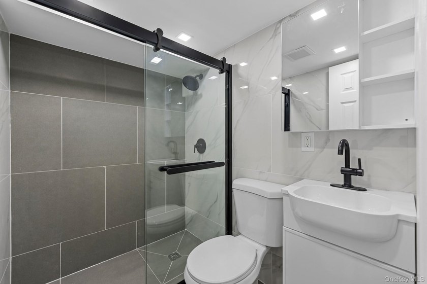 Welcome to this beautifully appointed single-family townhouse - photo 11