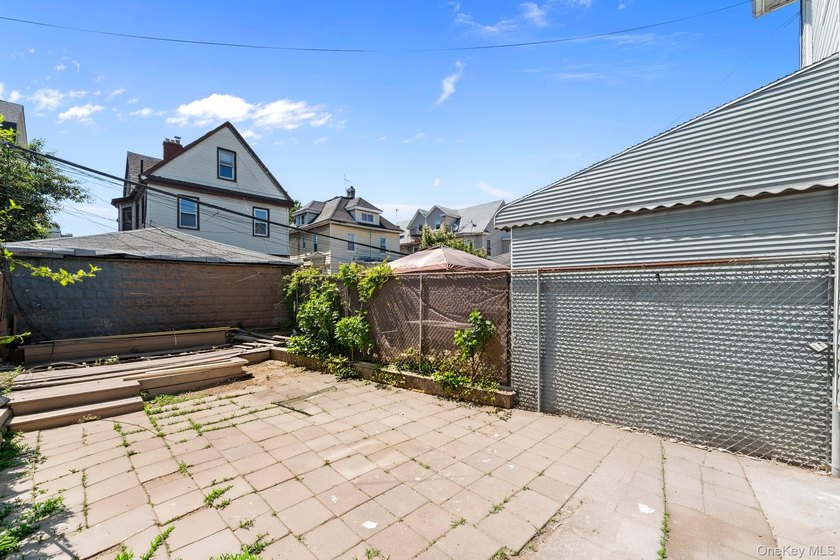 Welcome to this beautifully appointed single-family townhouse - photo 12