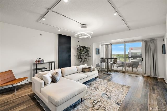 Lowest price in the Fifth for this perfectly appointed, turnkey - photo 4