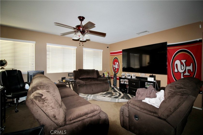 Charming 5-bedroom, 3 1/2 bathroom single family home in - photo 6
