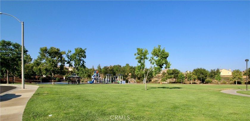Charming 5-bedroom, 3 1/2 bathroom single family home in - photo 9