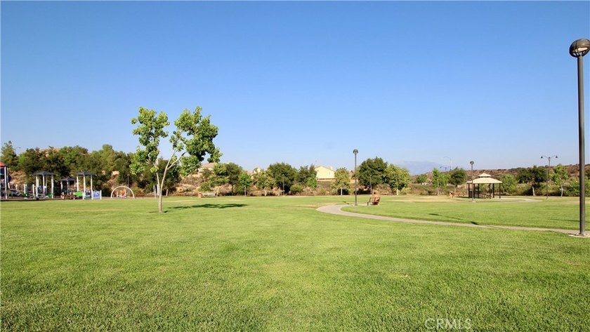 Charming 5-bedroom, 3 1/2 bathroom single family home in - photo 10