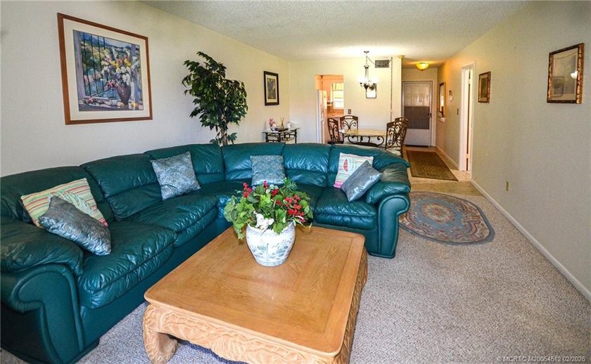 Wow! Act fast! FURNISHED, 2/2, corner unit, light &amp; bright &amp; - photo 2