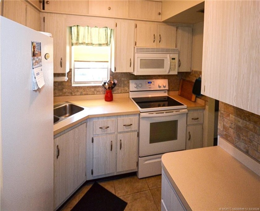 Wow! Act fast! FURNISHED, 2/2, corner unit, light &amp; bright &amp; - photo 5
