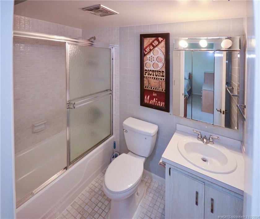 Wow! Act fast! FURNISHED, 2/2, corner unit, light &amp; bright &amp; - photo 10