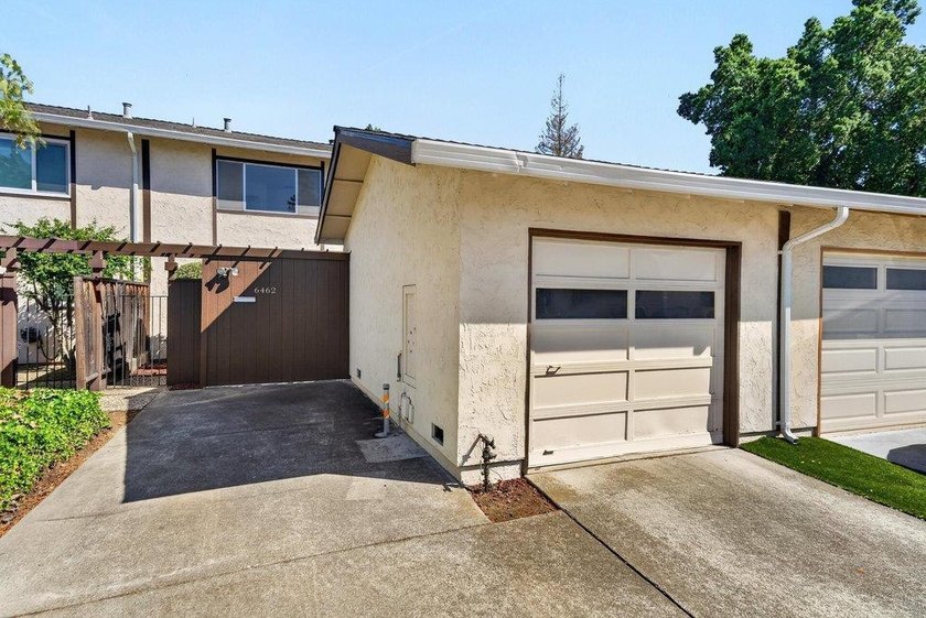 Welcome to this charming, low-maintenance 2-bedroom, 1 - photo 2