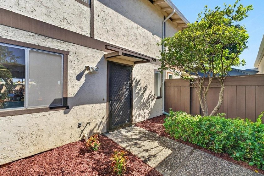 Welcome to this charming, low-maintenance 2-bedroom, 1 - photo 3