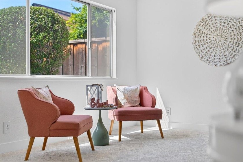 Welcome to this charming, low-maintenance 2-bedroom, 1 - photo 4