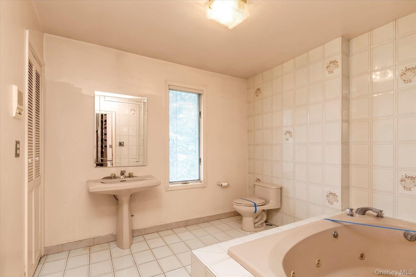 Welcome to this beautifully maintained Colonial-style home that - photo 11