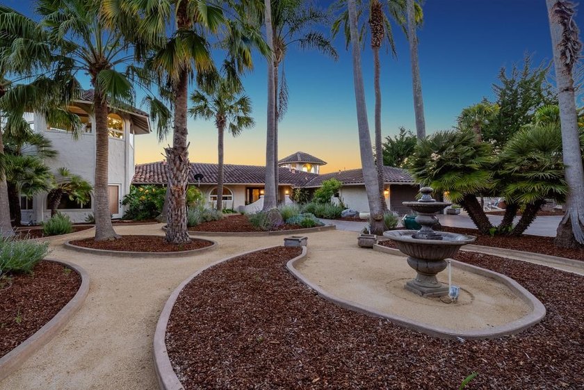 The view is the headline. Expansive. Unforgettable - photo 2