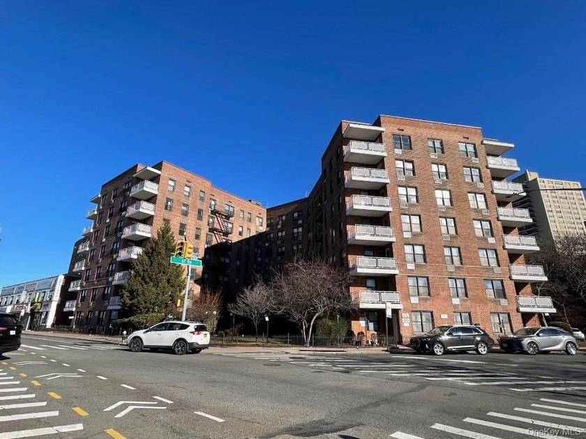 This commercial medical office condo situated right one Queens - photo 4