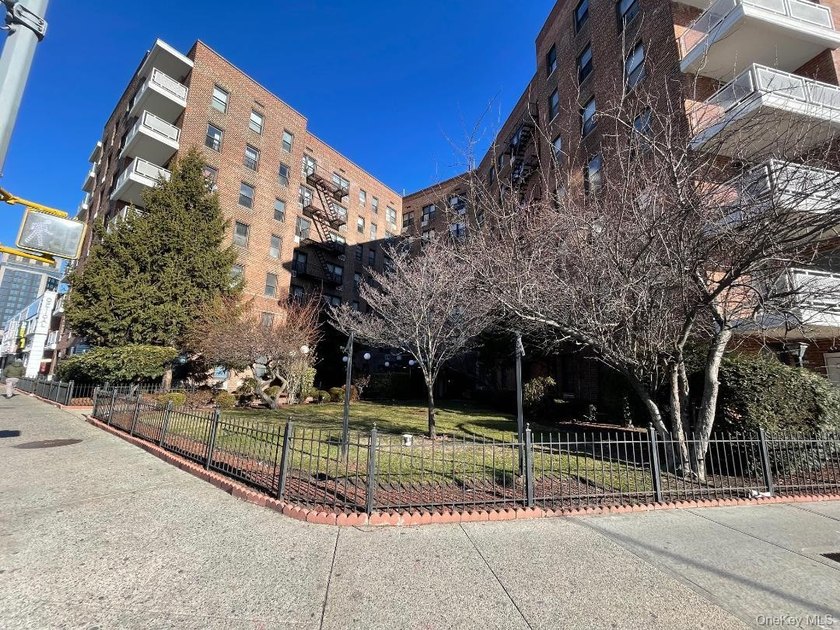 This commercial medical office condo situated right one Queens - photo 8