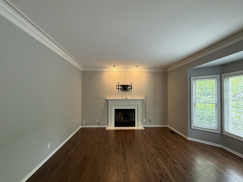 This Colonial style residence presents four bedrooms and two and - photo 6
