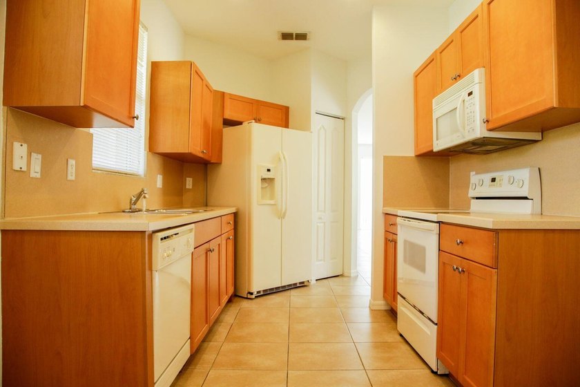 Lovely 3 bedroom 2 bath 2 car garage located in Heritage Oaks at - photo 6