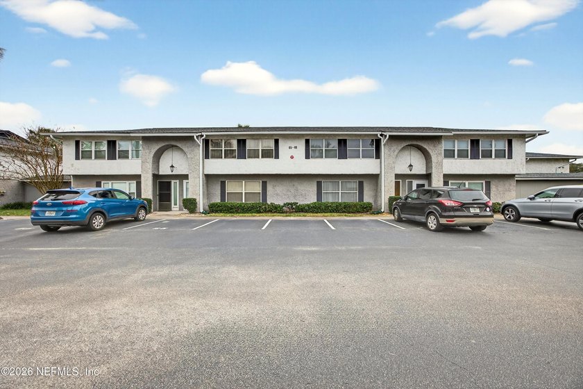 This beautiful spacious townhouse features hardwood floors - photo 2