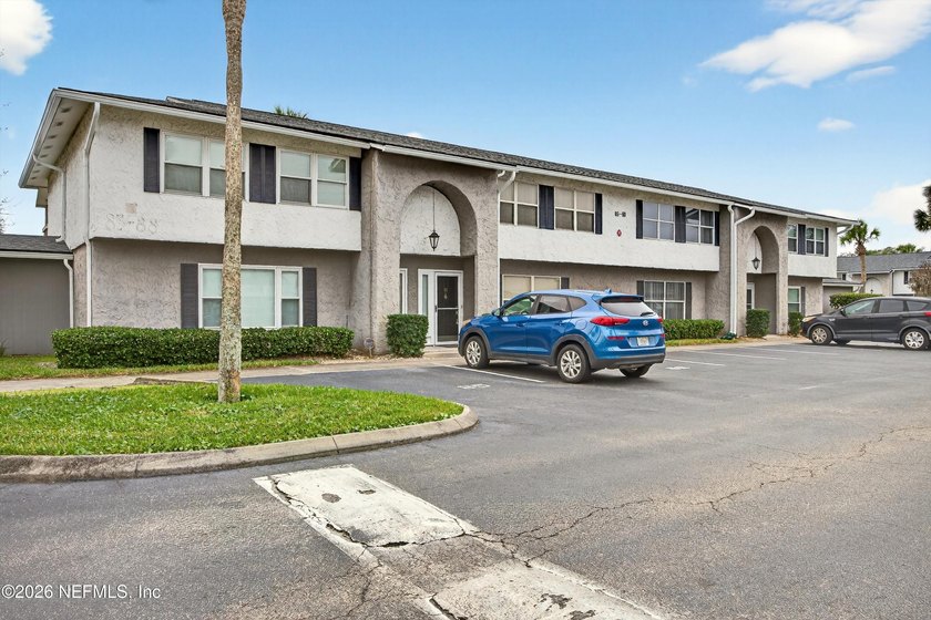 This beautiful spacious townhouse features hardwood floors - photo 3