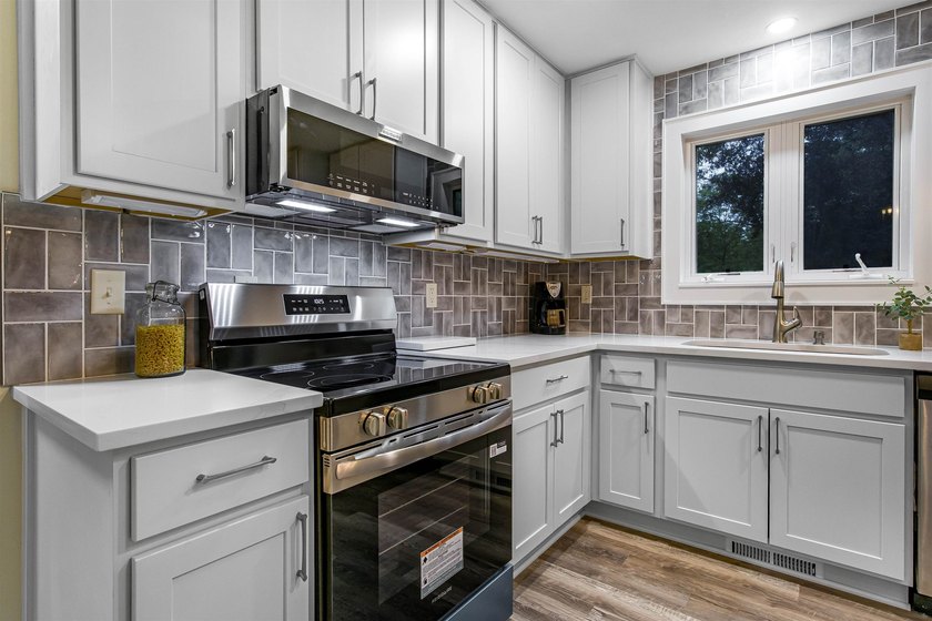 Nestled on a beautiful 1.1-acre lot in a peaceful country - photo 11
