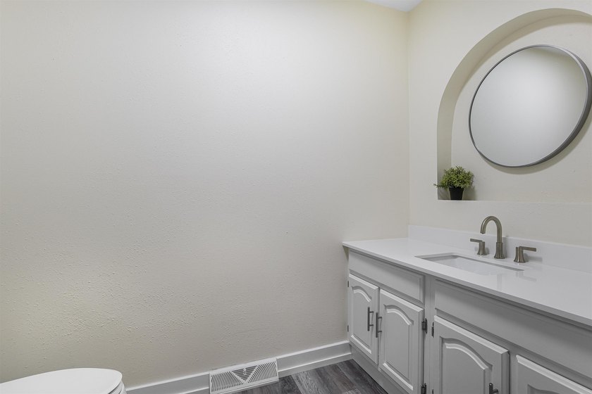 Nestled on a beautiful 1.1-acre lot in a peaceful country - photo 19