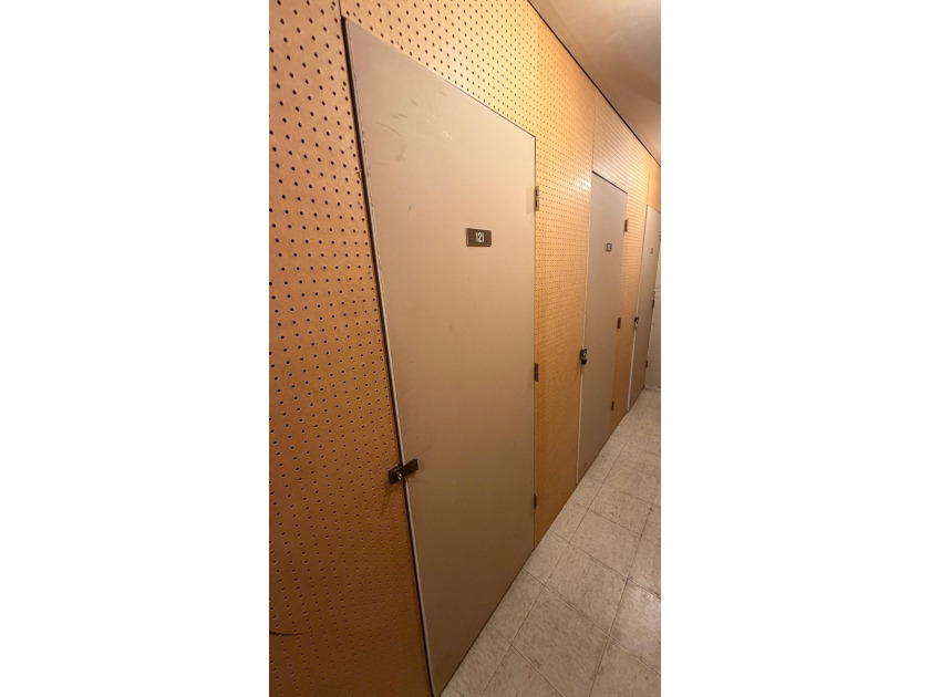 Beautifully updated unit throughout, including Kitchen with - photo 20