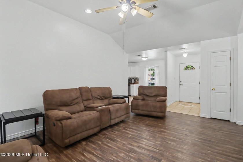 Pristine and move-in ready in the heart of Long Beach! Pride of - photo 4