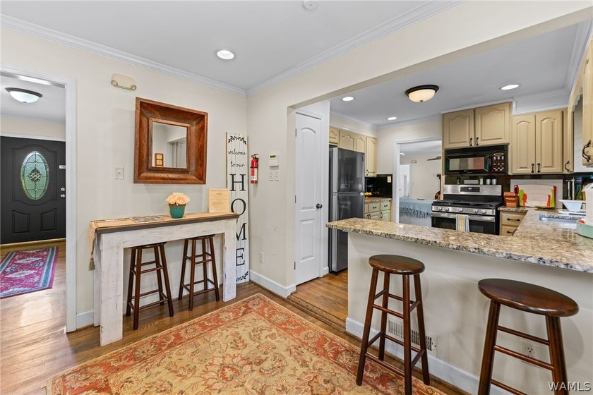 Enjoy the ultimate lakefront lifestyle, fully furnished and - photo 12