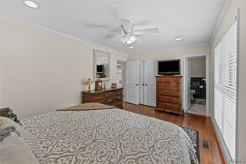 Enjoy the ultimate lakefront lifestyle, fully furnished and - photo 17