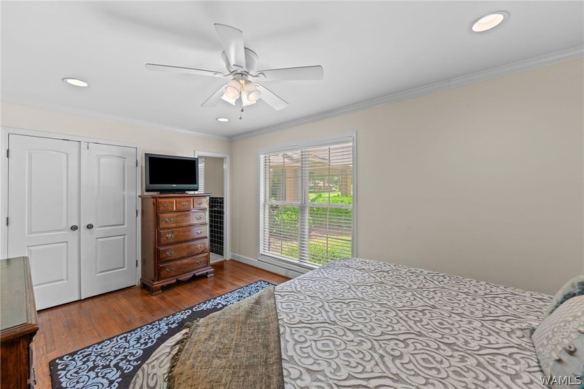Enjoy the ultimate lakefront lifestyle, fully furnished and - photo 18