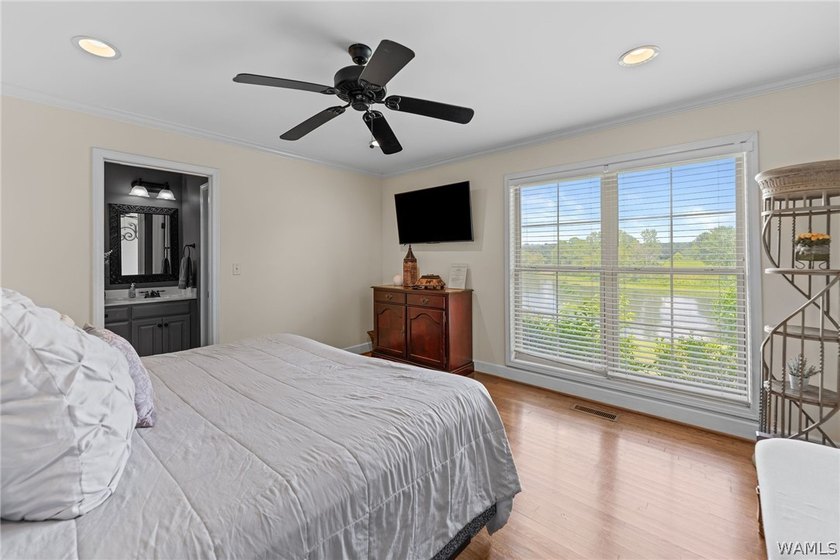 Enjoy the ultimate lakefront lifestyle, fully furnished and - photo 21