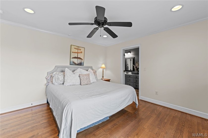 Enjoy the ultimate lakefront lifestyle, fully furnished and - photo 22