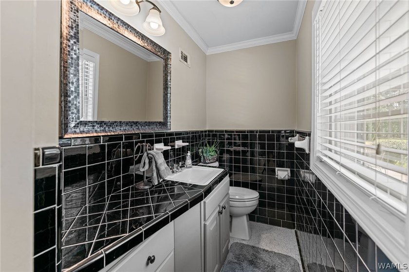 Enjoy the ultimate lakefront lifestyle, fully furnished and - photo 24