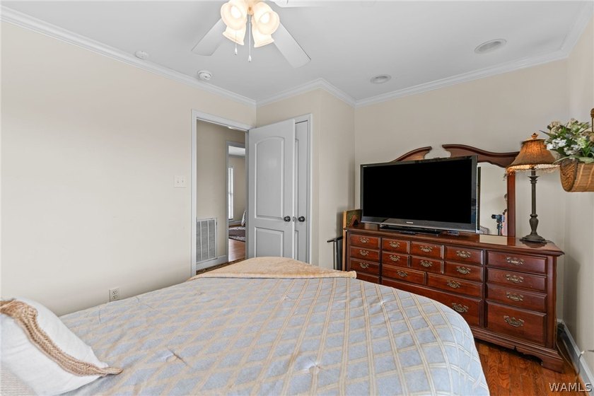 Enjoy the ultimate lakefront lifestyle, fully furnished and - photo 27