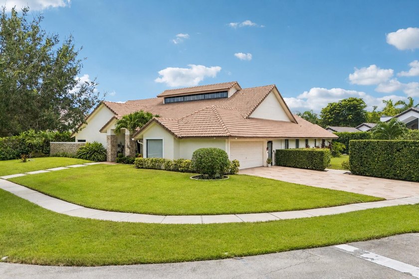 Gorgeous move-in ready 4 Bed/4 Bath home on an extra large - photo 2