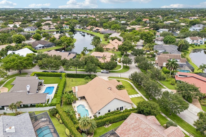 Gorgeous move-in ready 4 Bed/4 Bath home on an extra large - photo 4