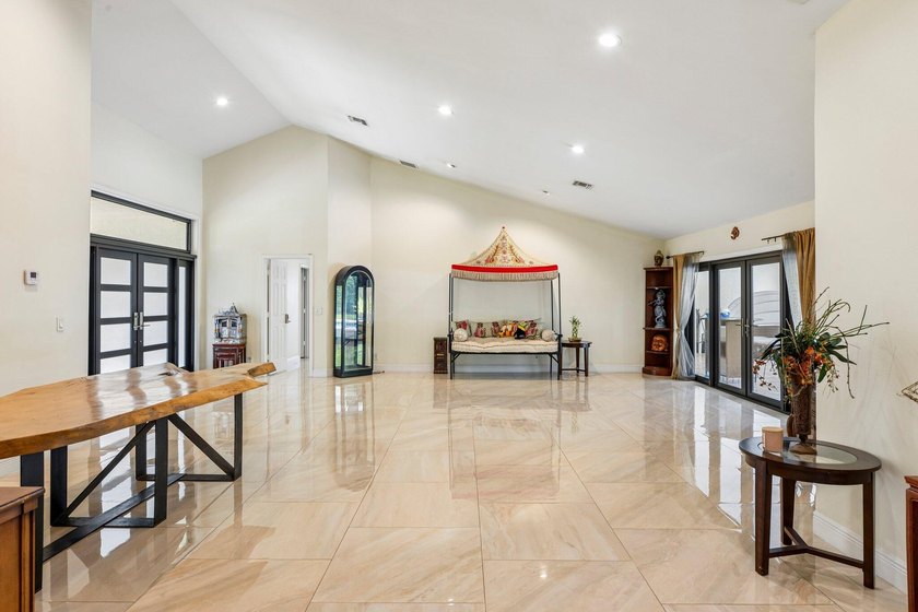 Gorgeous move-in ready 4 Bed/4 Bath home on an extra large - photo 7