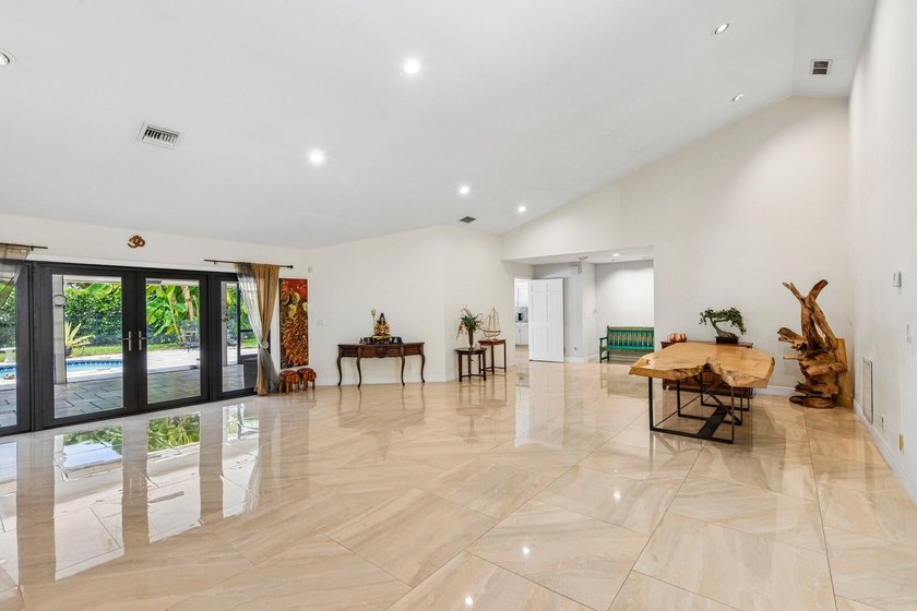 Gorgeous move-in ready 4 Bed/4 Bath home on an extra large - photo 8