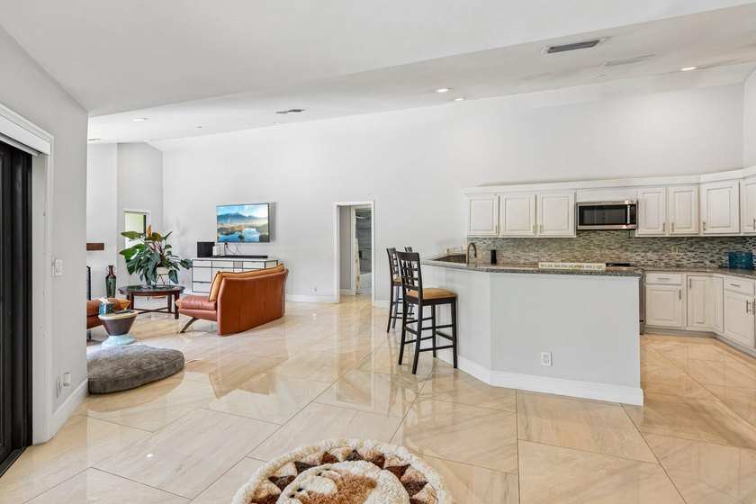 Gorgeous move-in ready 4 Bed/4 Bath home on an extra large - photo 10