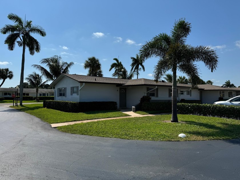 Lovely 1 bedroom 1 bath CORNER VILLA located in the 55+ - photo 2