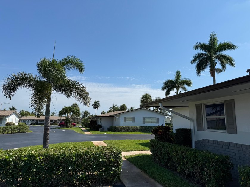 Lovely 1 bedroom 1 bath CORNER VILLA located in the 55+ - photo 3