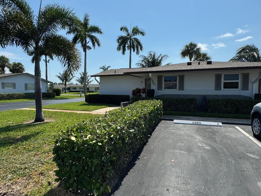 Lovely 1 bedroom 1 bath CORNER VILLA located in the 55+ - photo 4